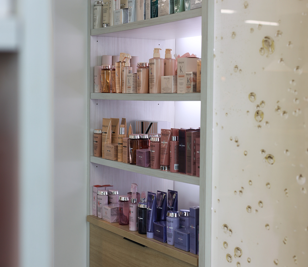 Gros plan sur l'étagère des produits pour cheveux